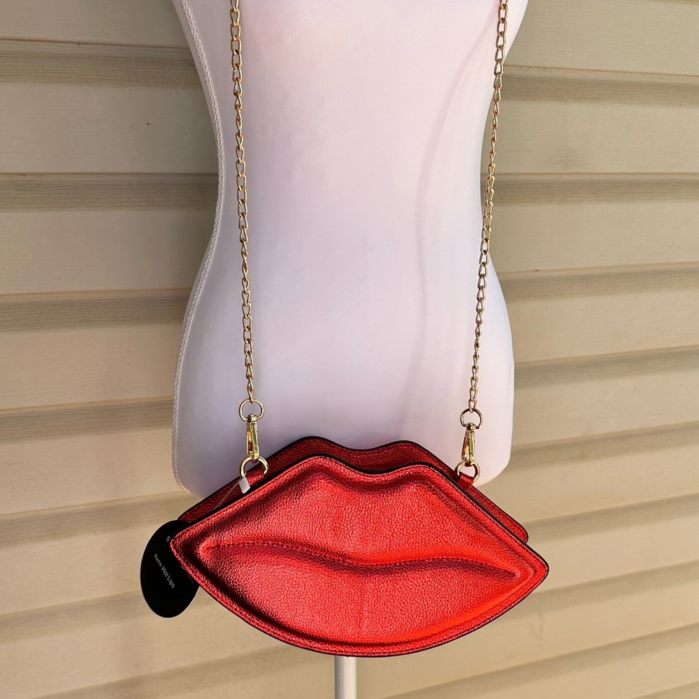 Red Lip-Shaped Crossbody Bag
